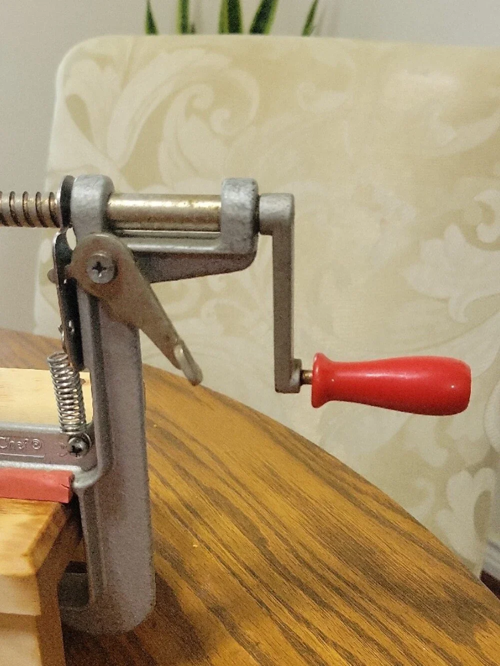 Pampered Chef Handheld Apple Peeler with Red Handle with Base